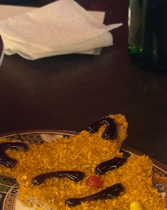 접시에 담긴 피카츄 모양 튀김 사진