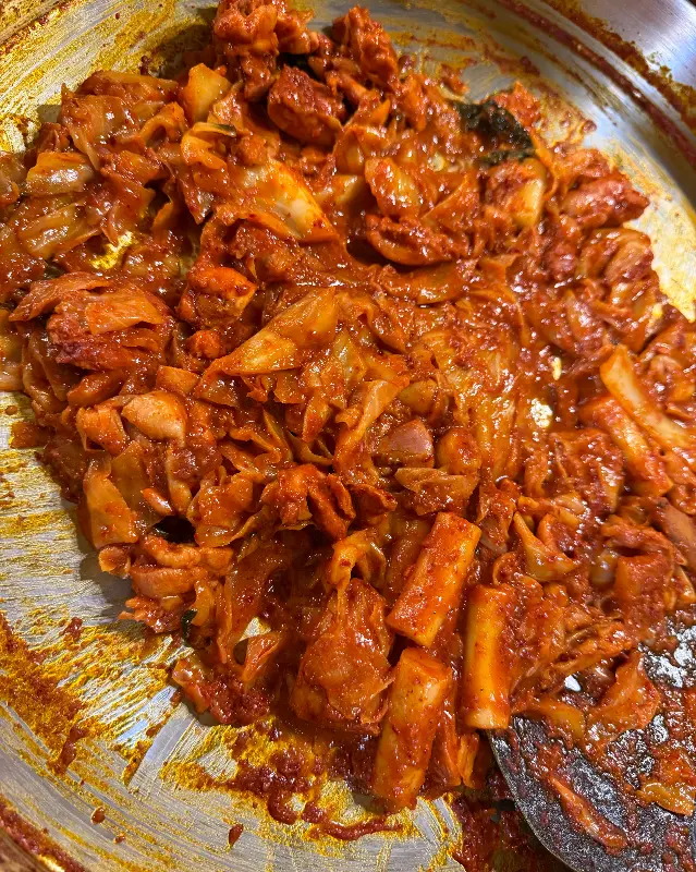 매콤하게 볶아진 닭갈비의 모습