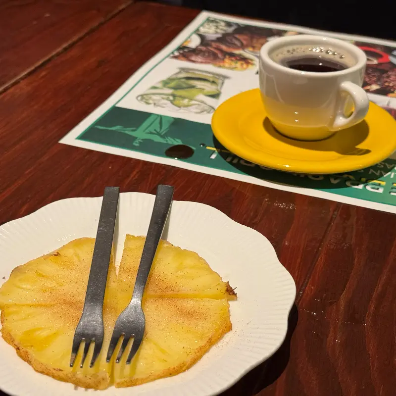 후식 파인애플과 커피