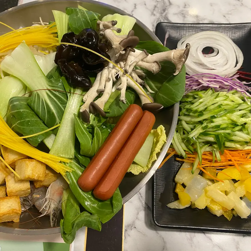 신선한 야채와 토핑이 가득한 샐러드바