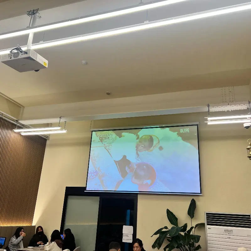 넓은 실내 공간