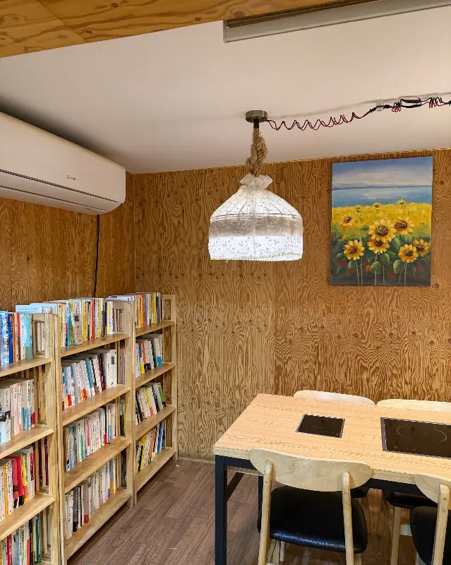 책장이 놓인 식당 내부