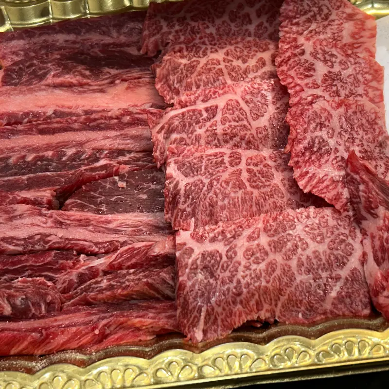 눈꽃처럼 피어난 마블링이 인상적인 살치살