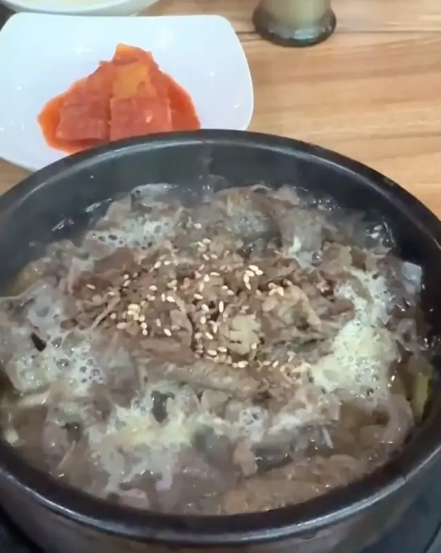 뚝배기에 담겨 나오는 해장국