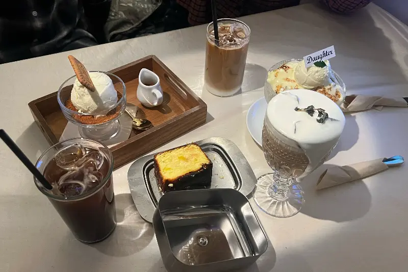 다양한 디저트와 음료의 향연