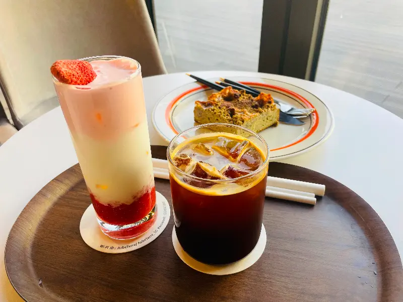 딸기 라떼와 아이스 아메리카노