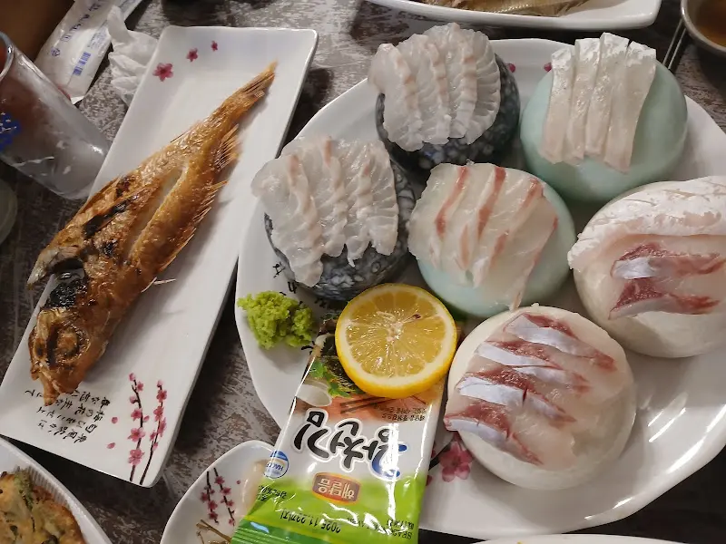 윤기가 좔좔 흐르는 전갱이 구이