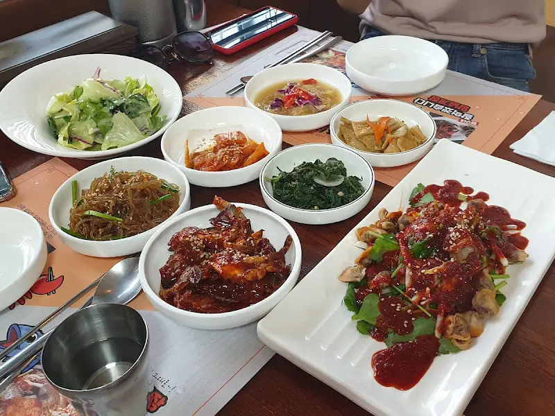 푸짐한 식당의 밑반찬