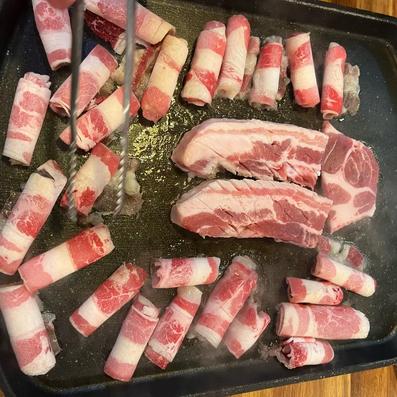 불판 위 삼겹살