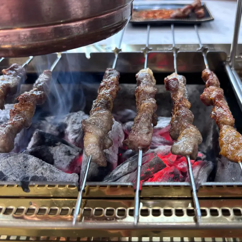 숯불 위에 올려진 양꼬치