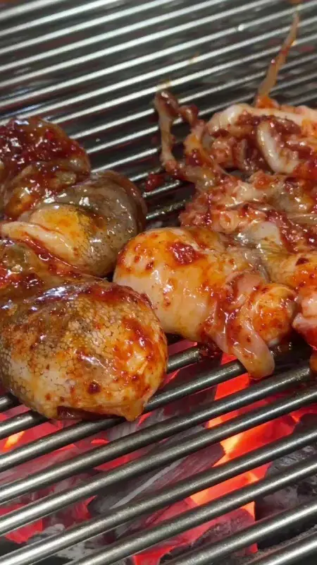 숯불 위에서 구워지는 쭈꾸미