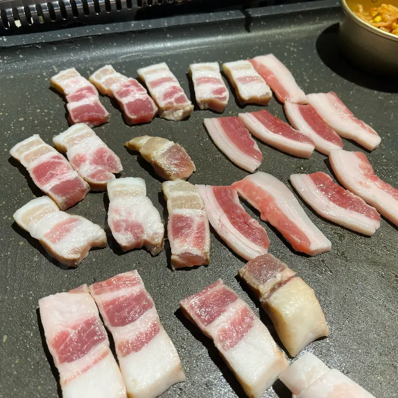 불판 위의 돼지고기