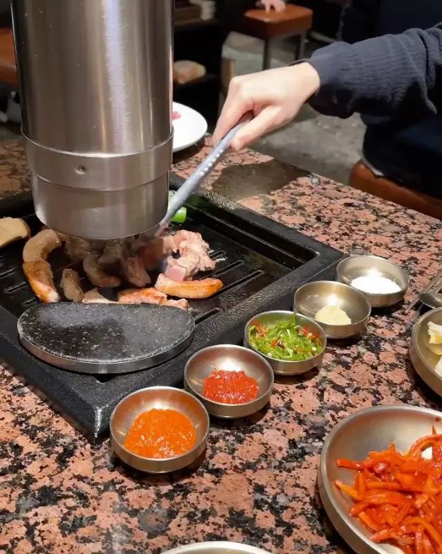 고기를 굽는 모습