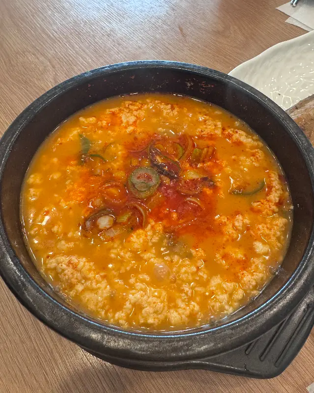 뚝배기에 담겨 보글보글 끓고 있는 얼큰순두부