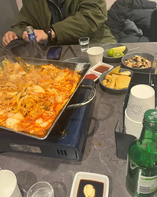 테이블 가득찬 안주