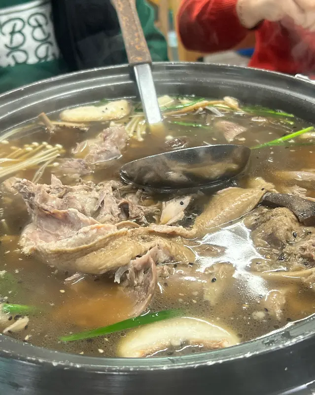 능이오리백숙의 깊은 국물