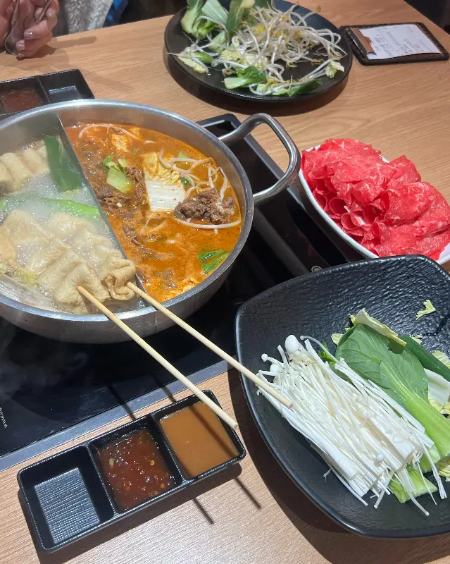 반반 육수에 샤브샤브 재료를 넣은 모습