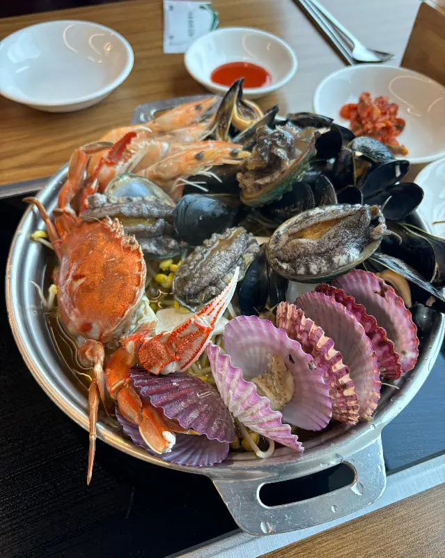 싱싱한 해산물이 가득한 해물전골