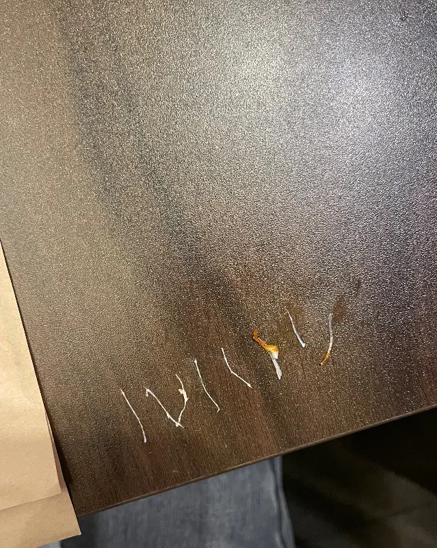 테이블 표면의 섬세한 질감