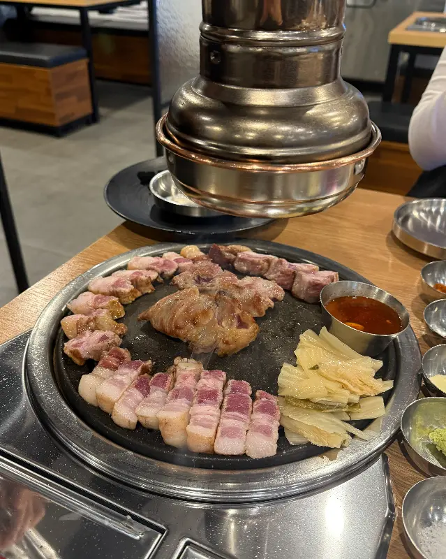 다양한 소스와 함께 제공되는 흑돼지