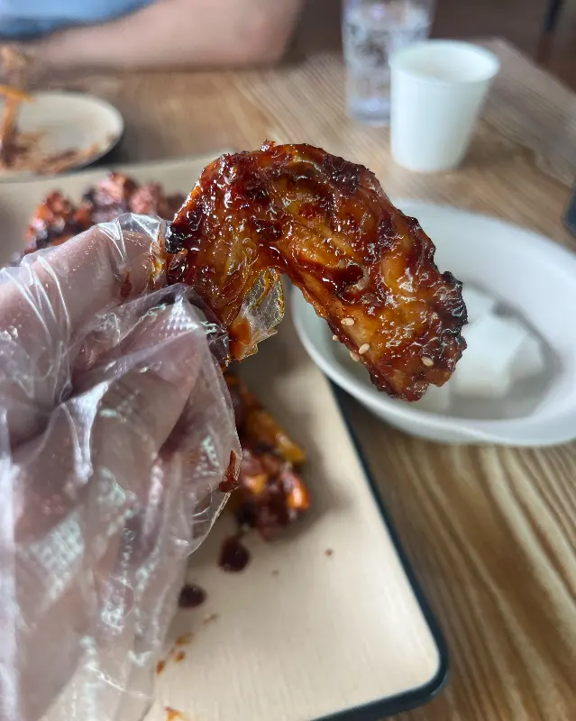 매콤달콤한 양념이 듬뿍 묻은 닭다리