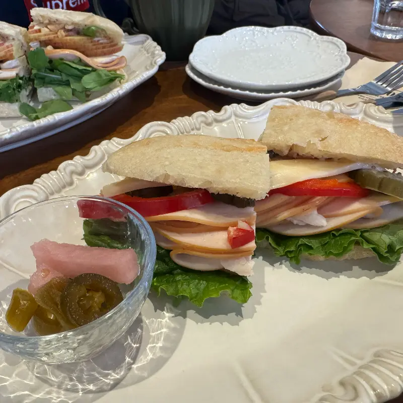 신선한 재료가 듬뿍 들어간 샌드위치