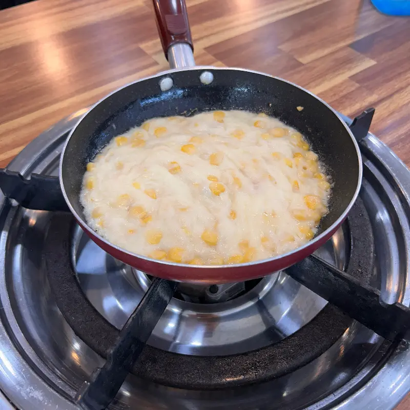 콘치즈가 철판 위에서 녹아내리는 모습