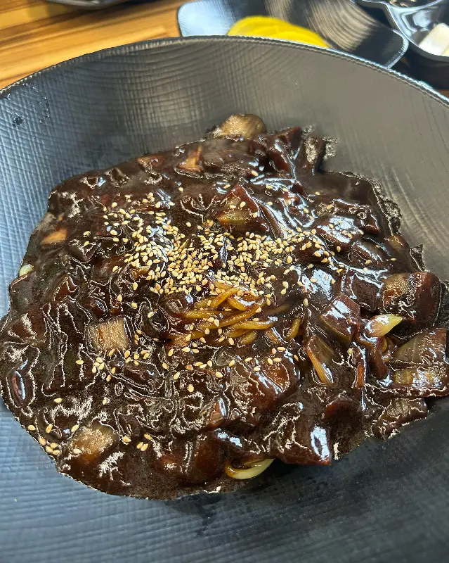 윤기 좔좔 짜장면
