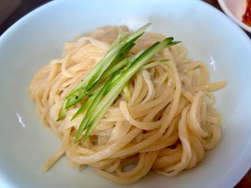 수타면의 탱글탱글함이 느껴지는 간짜장 면