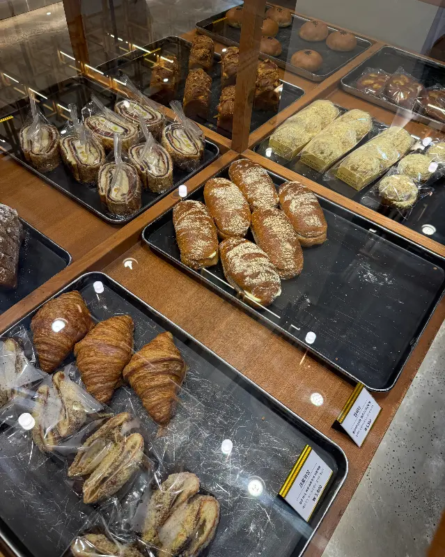 다양한 빵들이 진열된 모습