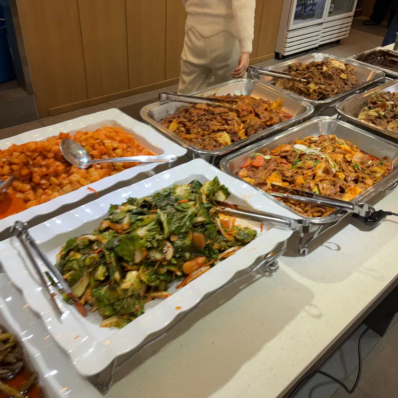 다양한 뷔페 음식