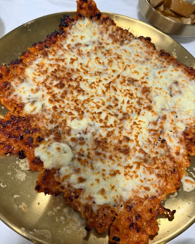 눈꽃 치즈가 뿌려진 매콤달콤한 닭불고기