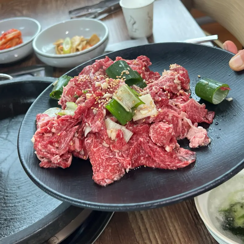 마블링이 예술인 한우 샤브샤브 고기.