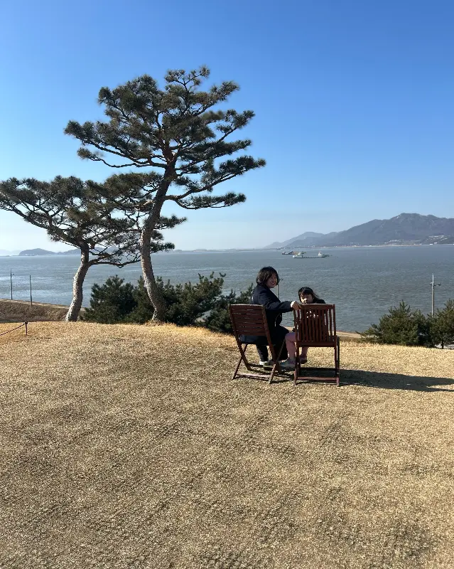 정원에서 바다를 바라보는 사람들