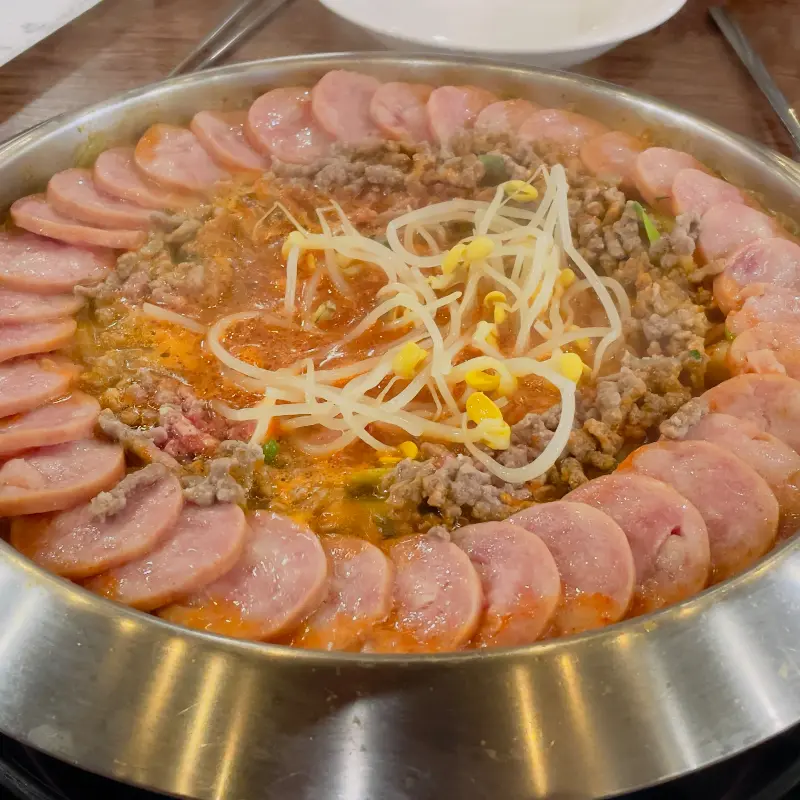 보글보글 끓는 부대찌개