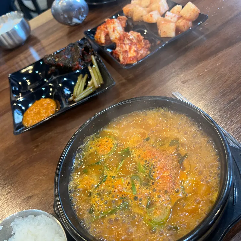 얼큰 국밥과 정갈한 밑반찬