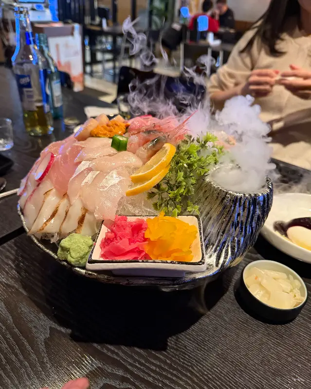 드라이아이스 연기가 뿜어져 나오는 숙성회