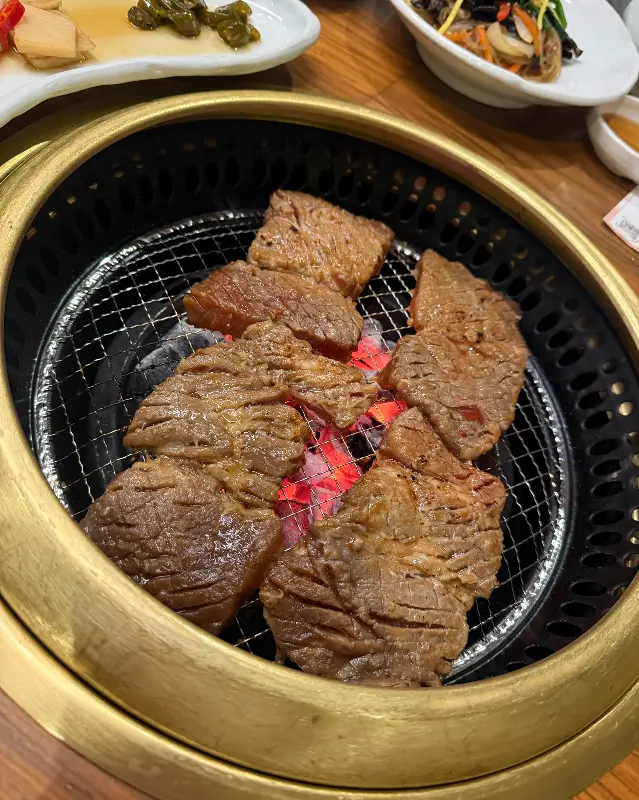 숯불 위에 구워지는 갈비