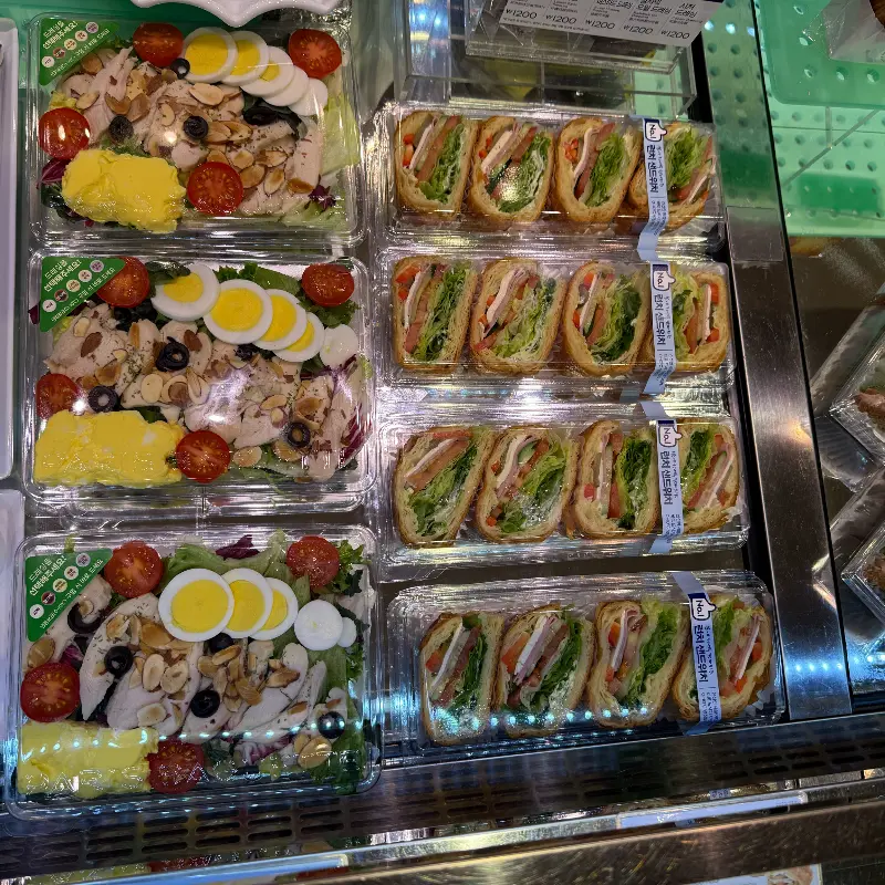 신선한 야채가 듬뿍 들어간 샐러드