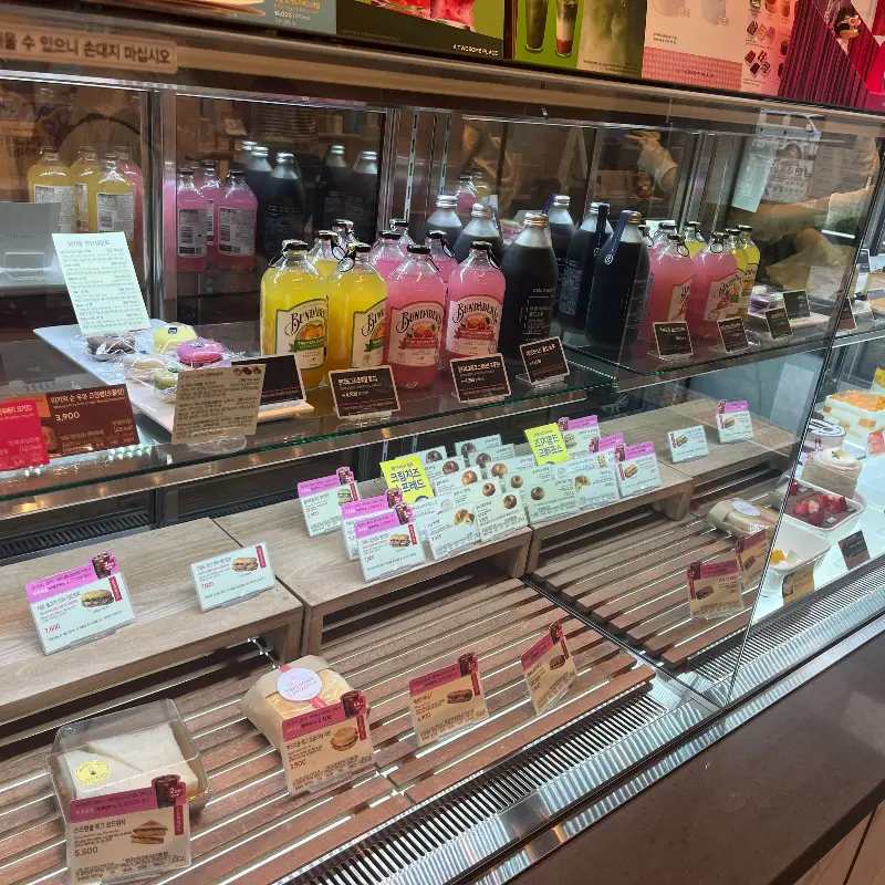 다양한 케이크와 음료 쇼케이스