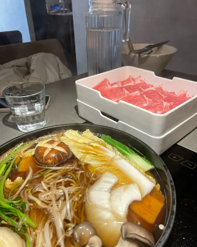 샤브샤브 냄비 속의 다양한 재료들