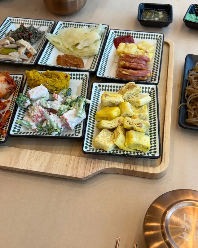 다양한 한식 반찬들