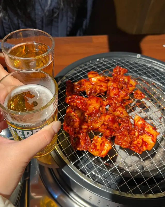 숯불 닭발과 맥주 한 잔
