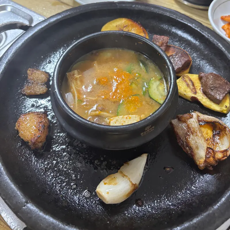 돌판 위에 올려진 소고기 된장찌개