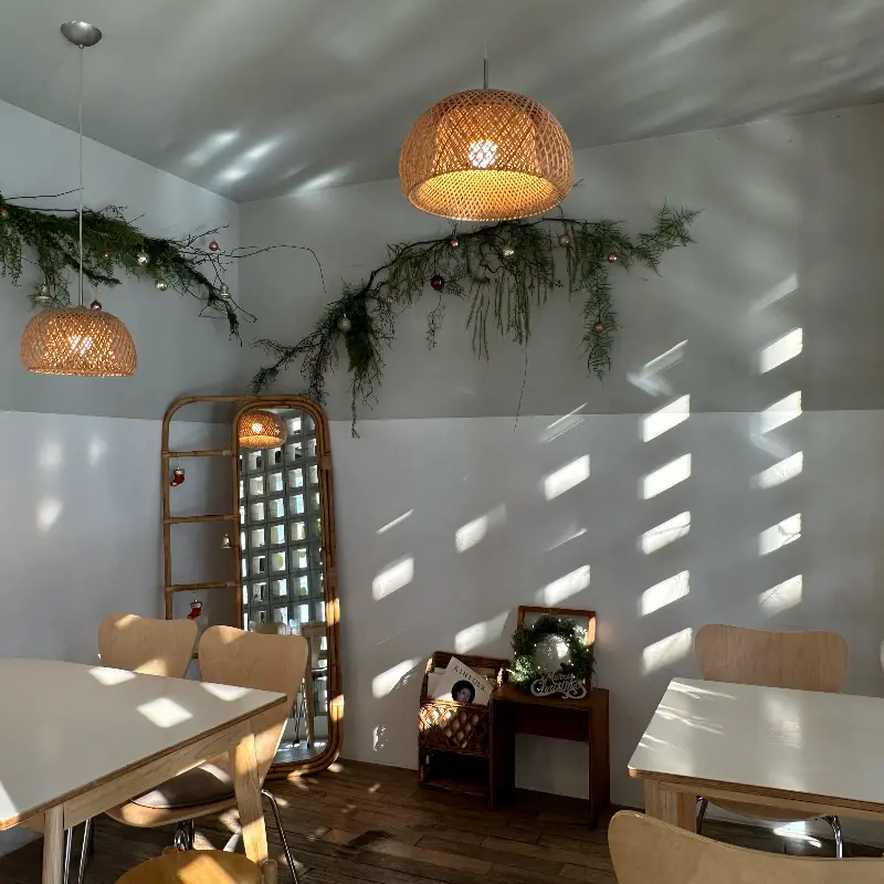 아늑하고 따뜻한 분위기의 은율당 내부 인테리어