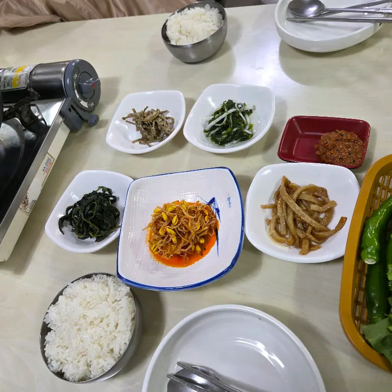 정갈하게 차려진 밑반찬