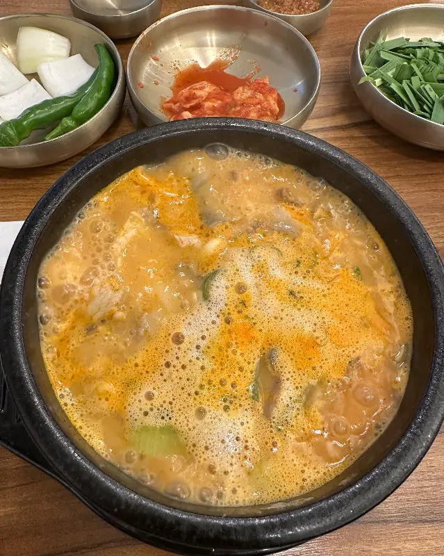 뚝배기 안에서 보글보글 끓는 순대국