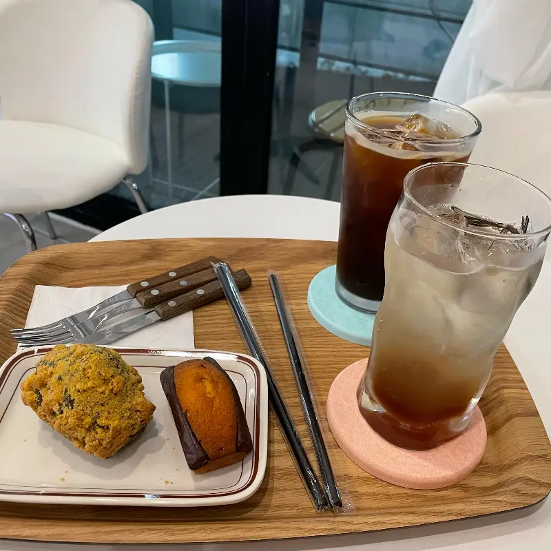 나무 쟁반 위에 가지런히 놓인 디저트와 음료