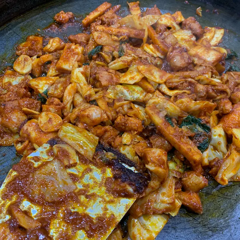 맛있게 익어가는 닭갈비