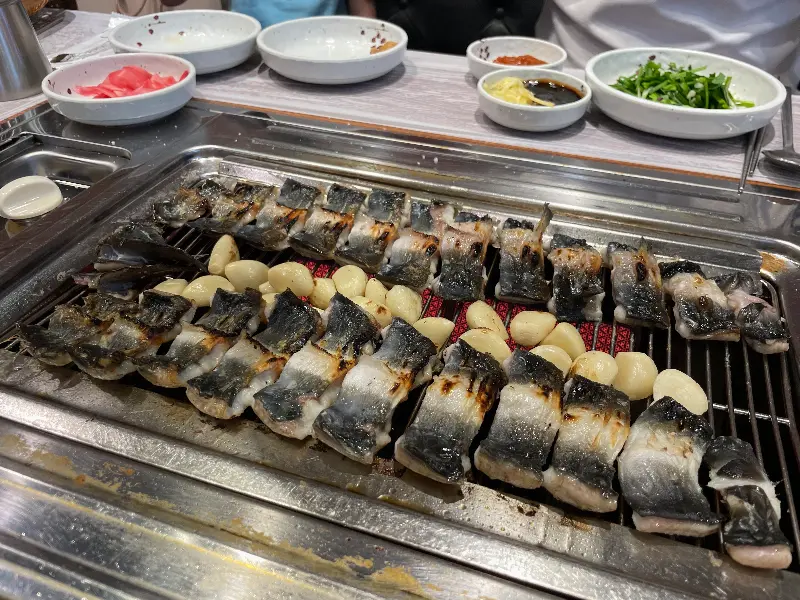 숯불 위에서 맛있게 구워진 장어